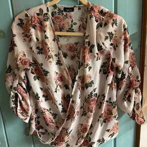 WOMANS FLORAL BLOUSE
